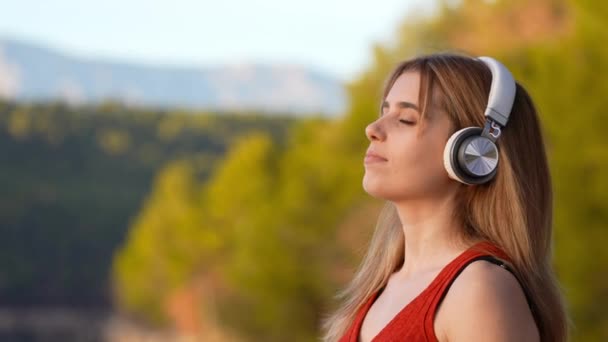 Gyönyörű Meditál Légzés Headset Hallgatási Útmutató — Stock videók