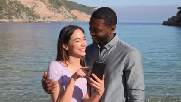 Gelukkig Paar Controleren Smart Phone Het Strand — Stockvideo