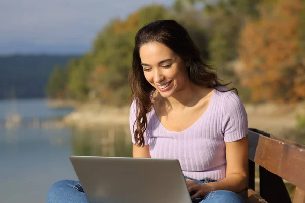 Mulher Feliz Usando Laptop Sentado Lago Férias Dia Ensolarado — Fotografia de Stock