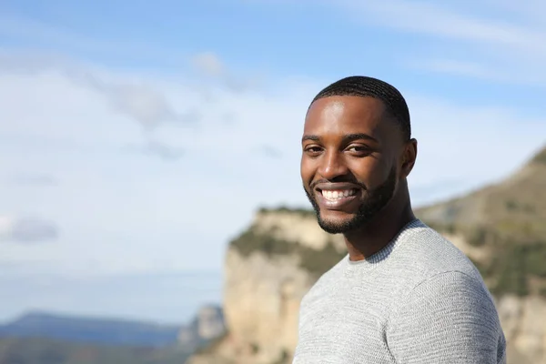 Retrato Hombre Feliz Guapo Con Piel Negra Mirando Cámara Naturaleza —  Fotos de Stock