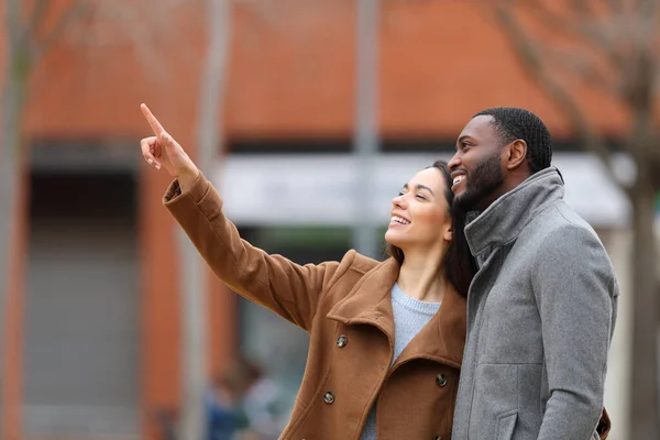 Interracial Couple Pointing Looking Away Street — Stock Photo, Image