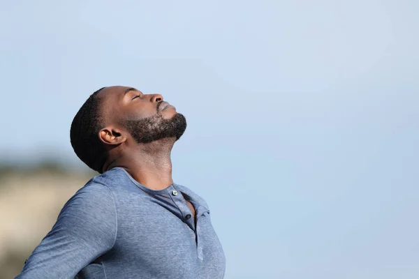 Προφίλ Ενός Άνδρα Μαύρο Δέρμα Που Αναπνέει Καθαρό Αέρα Στέκεται — Φωτογραφία Αρχείου