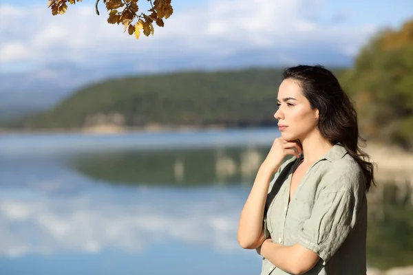 Πλάγια Άποψη Πορτρέτο Μιας Χαλαρής Γυναίκας Που Σκέπτεται Θέα Μια — Φωτογραφία Αρχείου