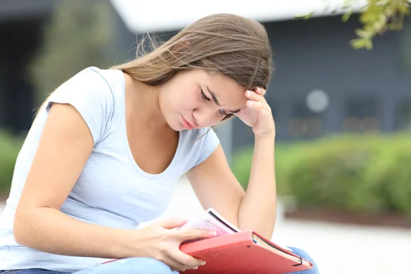 Geconcentreerde Student Onthoudt Notities Zittend Straat — Stockfoto