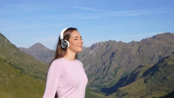 Ευτυχισμένη Όμορφη Γυναίκα Που Αναπνέει Φορώντας Ακουστικά Στη Φύση — Αρχείο Βίντεο