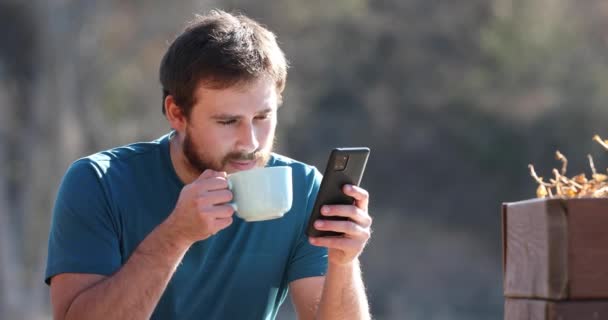 Bonito Homem Bebendo Café Usando Telefone Livre — Vídeo de Stock