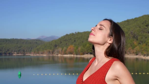 美丽的女人在湖中呼吸新鲜空气 — 图库视频影像
