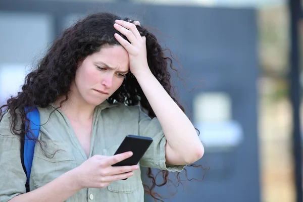 Bezorgde Student Die Klaagt Het Controleren Van Mobiele Telefoon Die — Stockfoto