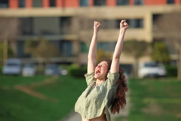 Ενθουσιασμένη Γυναίκα Που Σηκώνει Χέρια Γιορτάζοντας Την Επιτυχία Ένα Πάρκο — Φωτογραφία Αρχείου