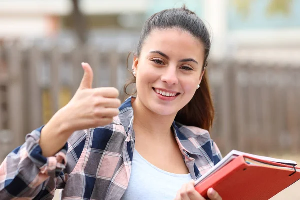 Retrato Estudiante Feliz Haciendo Gestos Con Los Pulgares Hacia Arriba —  Fotos de Stock