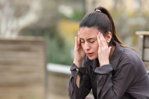 Stressvolle Tiener Lijdt Aan Migraine Aanval Klagen Zittend Een Bank — Stockfoto
