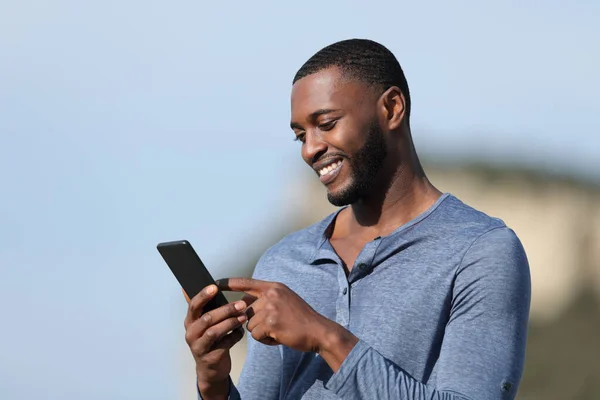 Happy Man Black Skin Using Smart Phone Mountain — 스톡 사진