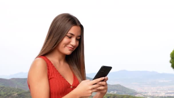 Vacker Tonåring Flicka Med Hjälp Smarttelefon Utomhus — Stockvideo