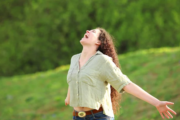Lycklig Kvinna Skriker Till Luften Grön Park Sträcker Armarna — Stockfoto