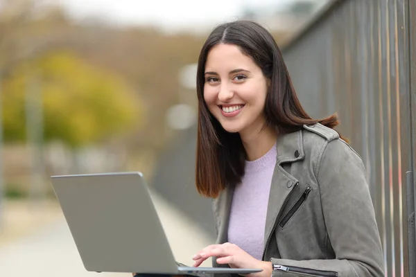 Happy Woman Using Laptop Sitting Street Looking You — Foto Stock