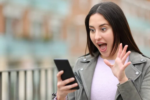 Verrast Vrouw Controleren Van Mobiele Telefoon Inhoud Straat — Stockfoto