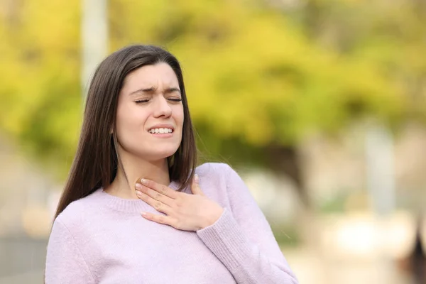 Teen Suffering Sore Throat Walking Park — Stockfoto