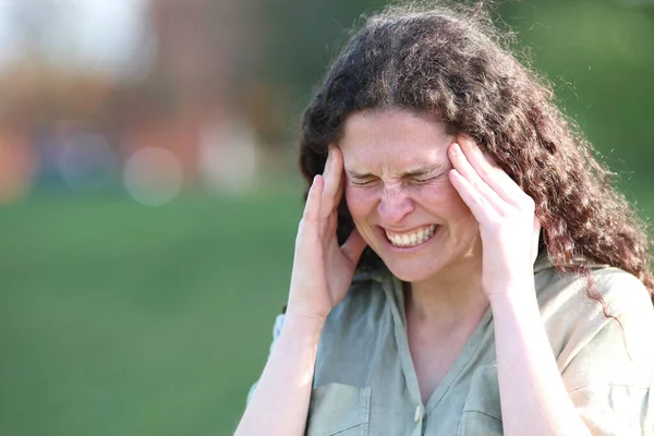 Frau Klagt Über Migräneattacke Die Einem Sonnigen Tag Einem Park — Stockfoto