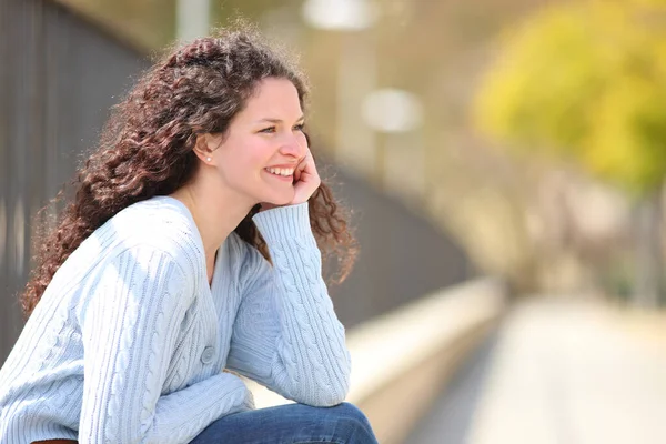 Mulher Feliz Contemplando Relaxando Sentado Parque Dia Ensolarado — Fotografia de Stock