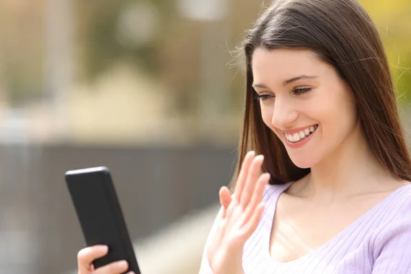 Mulher Feliz Saudação Durante Uma Videocall Telefone Celular Rua — Fotografia de Stock