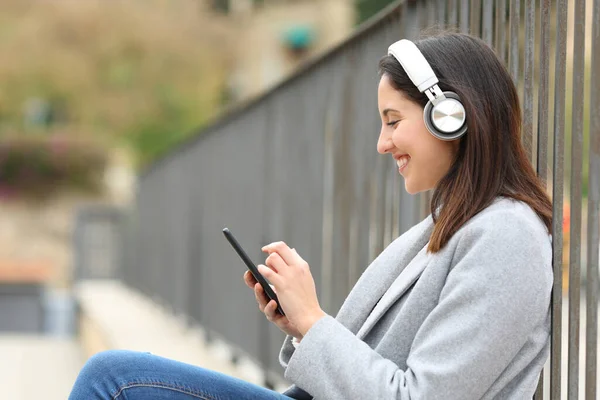 Side View Portrait Happy Woman Listening Music Cell Phone Street — Stok fotoğraf