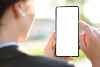 Boş ekranı gösteren bir telefonu kullanarak bir yöneticinin arka plan görüntüsü kapat