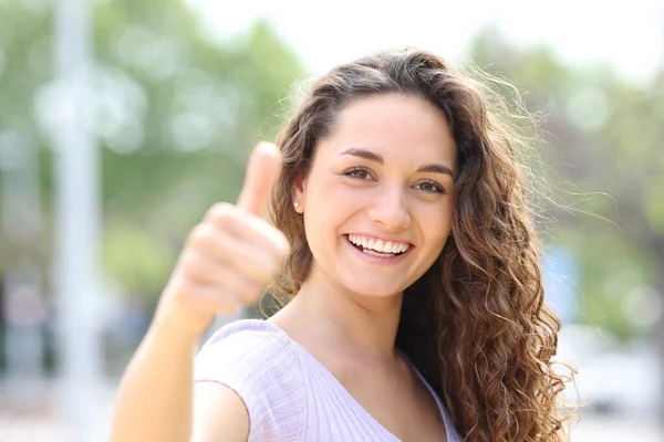 Front Vie Wportrait Happy Woman Gesturing Thumbs Smiling Park — Stock Photo, Image