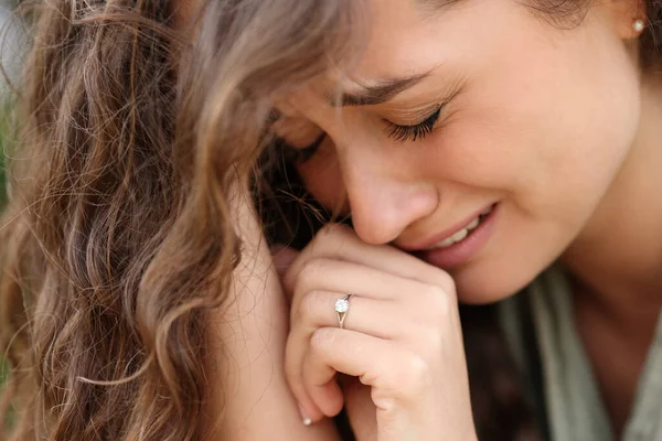 Droevige Vrouw Verloving Klaagt Alleen Tonen Ring — Stockfoto