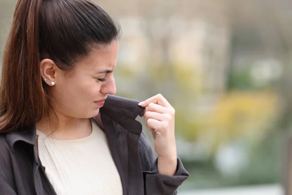 Woman Complaining Clothes Bad Smell Street — Foto de Stock