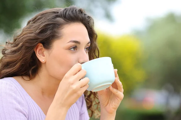 Beautiful Woman Relaxing Drinking Coffee Park — Foto de Stock