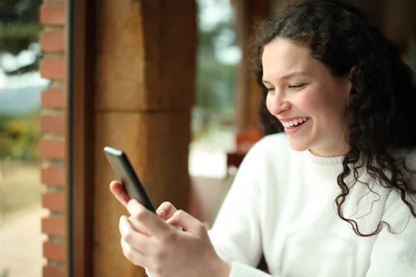 Mutlu Kadın Pencerenin Yanındaki Restoranda Oturan Akıllı Telefonu Kontrol Ediyor — Stok fotoğraf