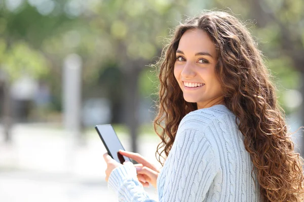 Mulher Bonita Feliz Usando Telefone Inteligente Olhando Para Você Fora — Fotografia de Stock