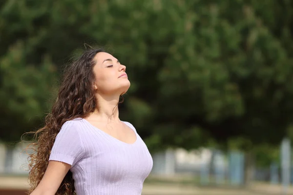Расслабленная Женщина Дышит Свежим Воздухом Стоя Парке — стоковое фото