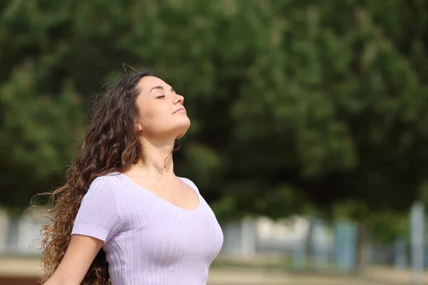 Relaxed Woman Breathing Fresh Air Standing Park — Stock Photo, Image