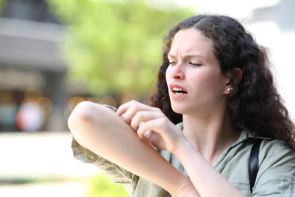 Stressed Woman Scratching Arm Walking Complaining Street — Stock Photo, Image