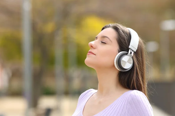 Relaxed Teen Meditating Headphones Listening Guide Park — Stock Photo, Image