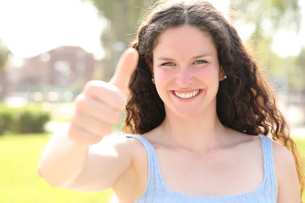 Front View Portrait Happy Woman Gesturing Thumb Sunny Day Park — Stock Photo, Image