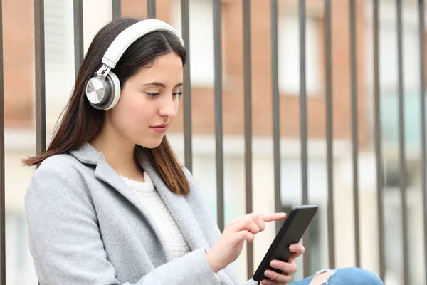 Mujer Seria Escuchando Música Usando Celular Calle — Foto de Stock