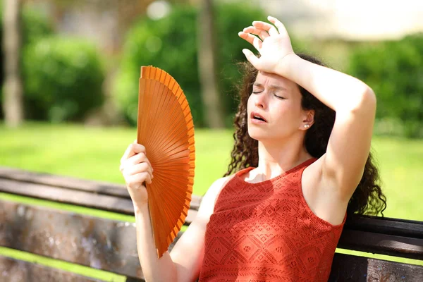 Mujer Parque Sufriendo Golpe Calor Ventilando — Foto de Stock