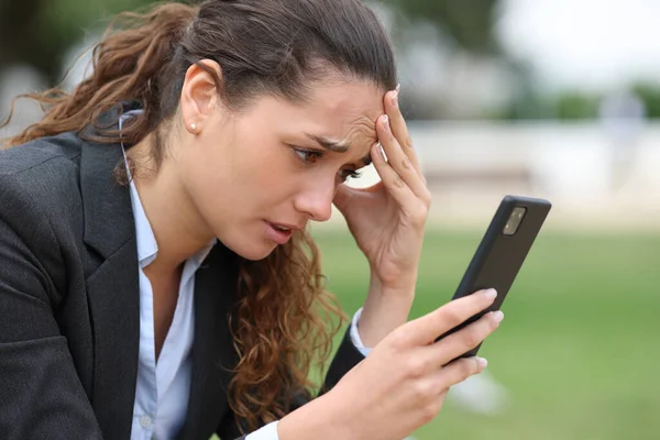 Ejecutivo Preocupado Revisando Malas Noticias Teléfono Celular Parque —  Fotos de Stock