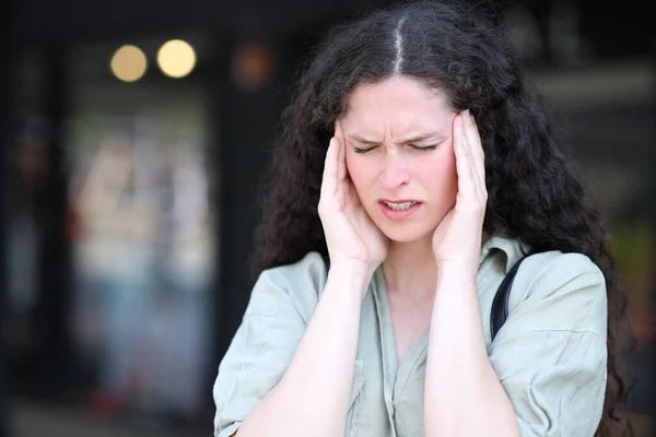 Een Gestresste Vrouw Die Migraine Heeft Straat Klaagt — Stockfoto
