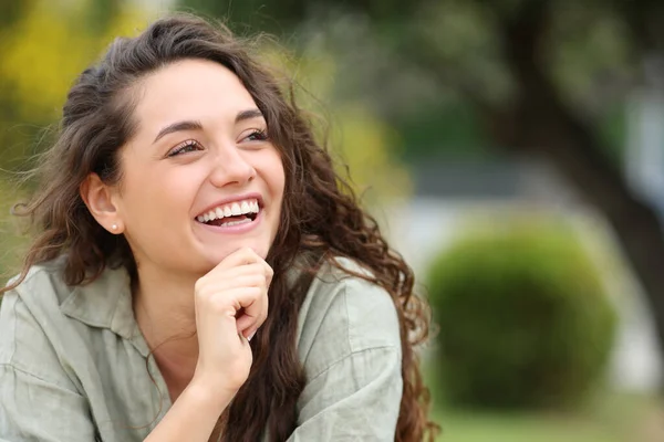 Happy Beauty Woman Laughing Sitting Park Looking Side — Stock Photo, Image