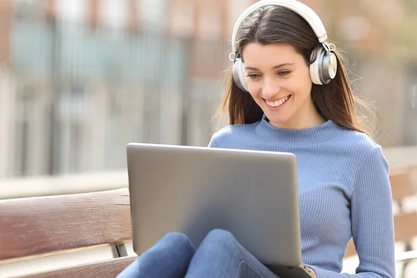 Adolescente Feliz Con Auriculares Inalámbricos Usando Portátil Parque —  Fotos de Stock