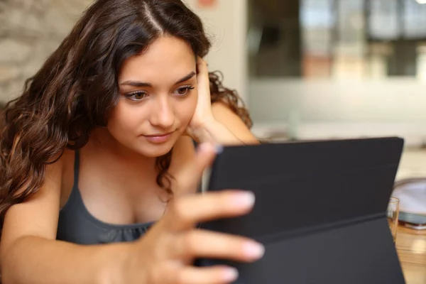 Mujer Concentrada Revisando Tableta Sentada Interior Una Cafetería —  Fotos de Stock