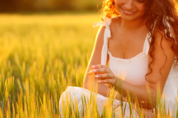 Счастливая Женщина Дотрагивается Пшеницы Закате Поле — стоковое фото