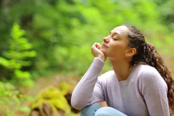 Relaxed Woman Sitting Closed Eyes Breathing Fresh Air Beautiful Green — Stock Photo, Image