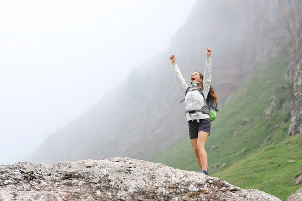 Aufgeregter Trekker Hebt Bei Nebligem Wetter Die Arme Und Feiert — Stockfoto