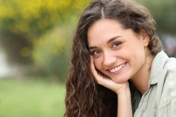 Portrait Beautiful Woman Looking You Perfect Smile Park — Stock Photo, Image