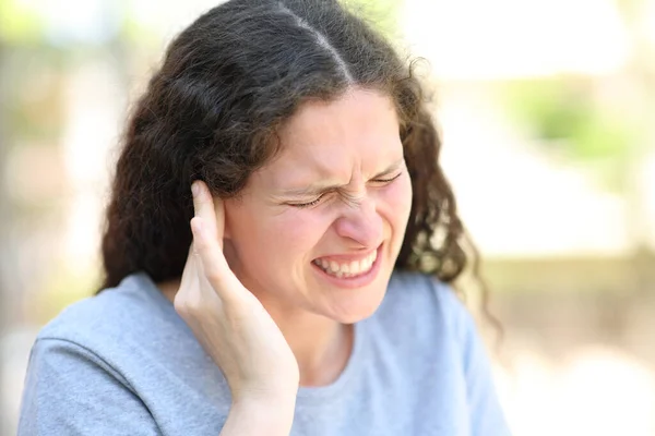 Mulher Estressada Queixando Sofrer Dor Ouvido Rua — Fotografia de Stock