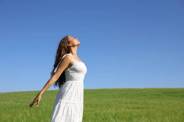 Профиль Женщины Белом Платье Дышащей Свежим Воздухом Зеленом Пшеничном Поле — стоковое фото